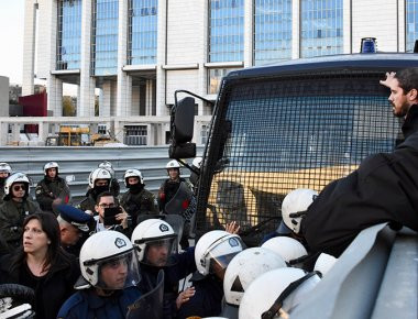ΜΑΤ και κλούβες στο Ειρηνοδικείο Αθηνών για τους πλειστηριασμούς (φωτό, βίντεο)